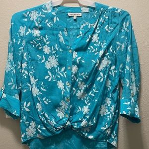Blue long medium sleeve floral blouse 🦋